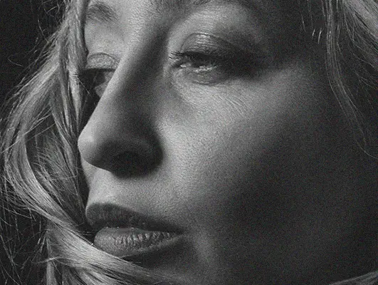 mujer profesional enfrentando el síndrome de la impostora en su carrera con coaching